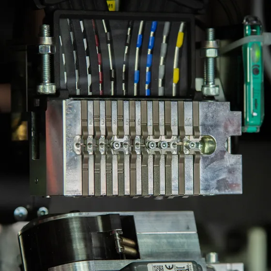 Separating block for wire end ferrules in the 10-way crimper of the WireTerminals